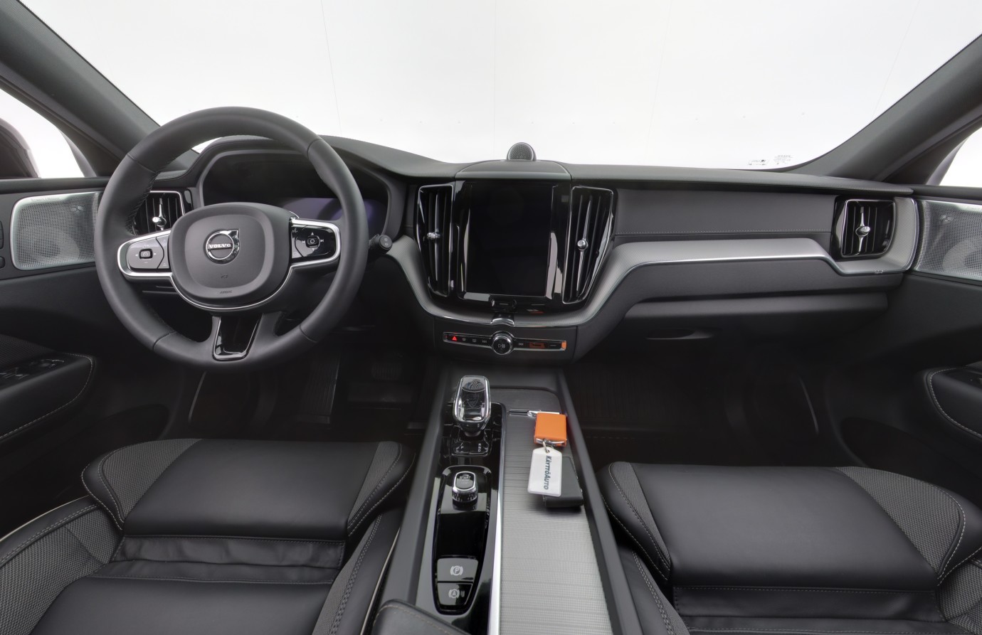 Esittelykuva VOLVO XC60 lataushybridiautosta.