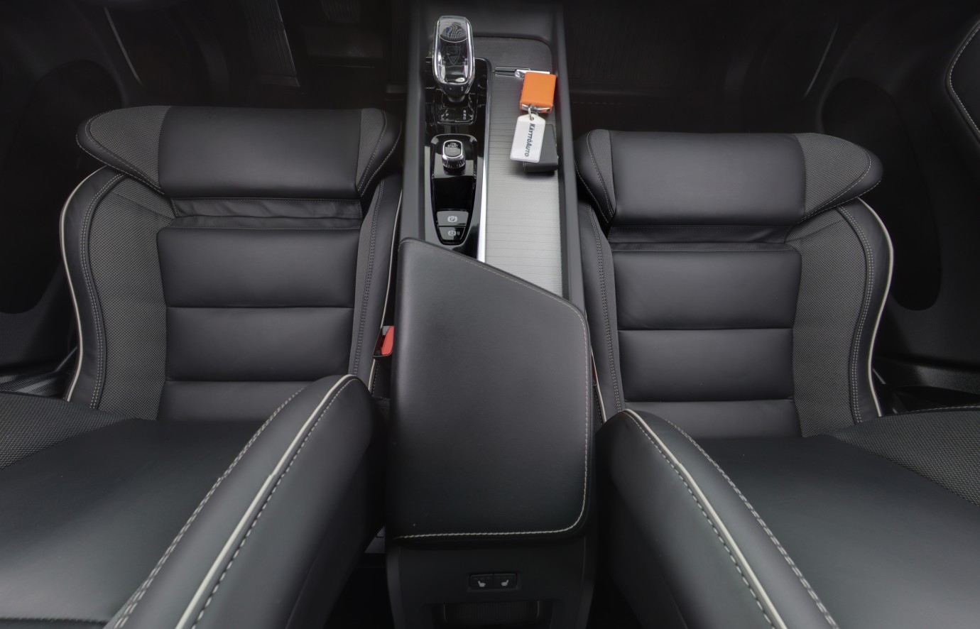 Esittelykuva VOLVO XC60 lataushybridiautosta.