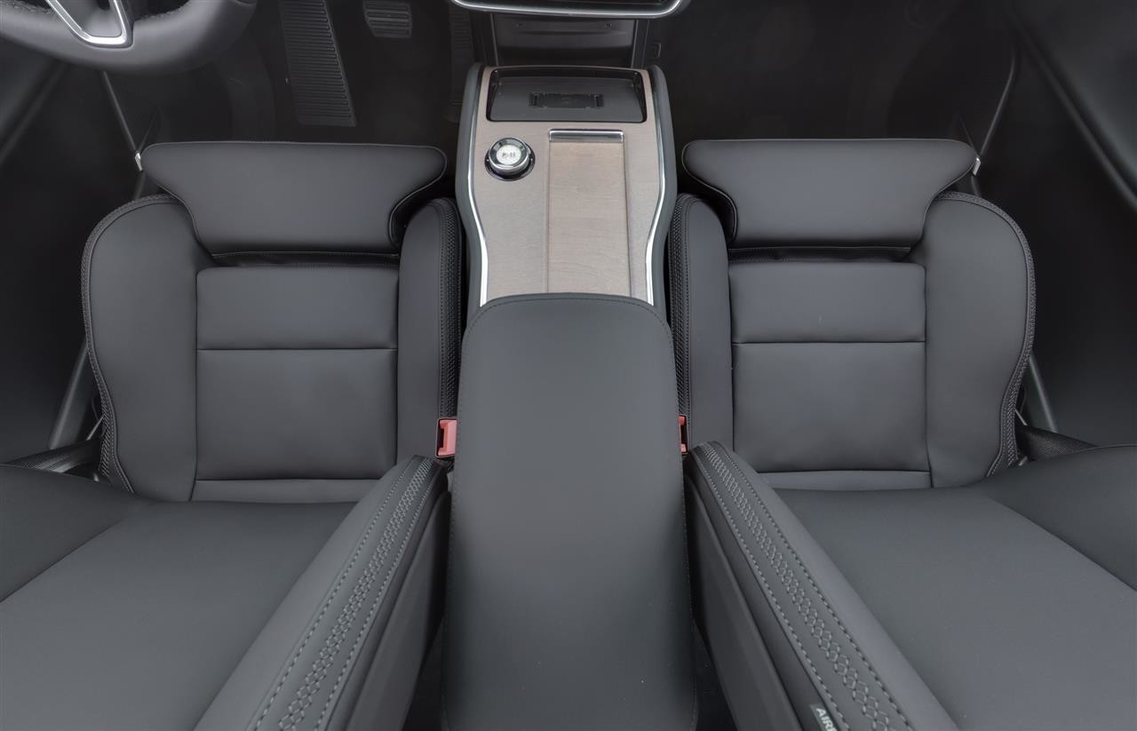 Esittelykuva Volvo EX90 täyssähköautosta.