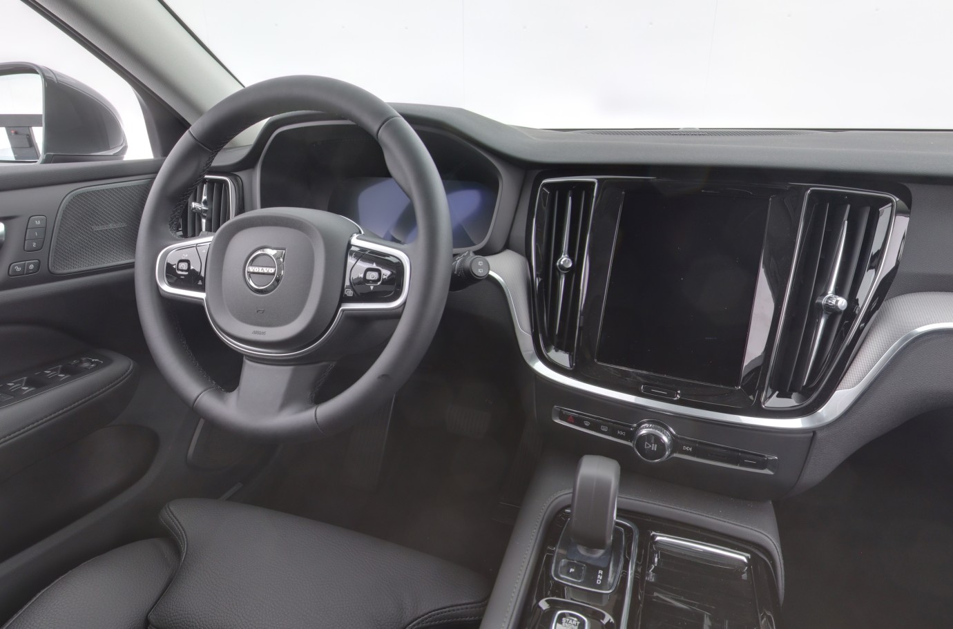Esittelykuva Volvo V60 lataushybridiautosta.