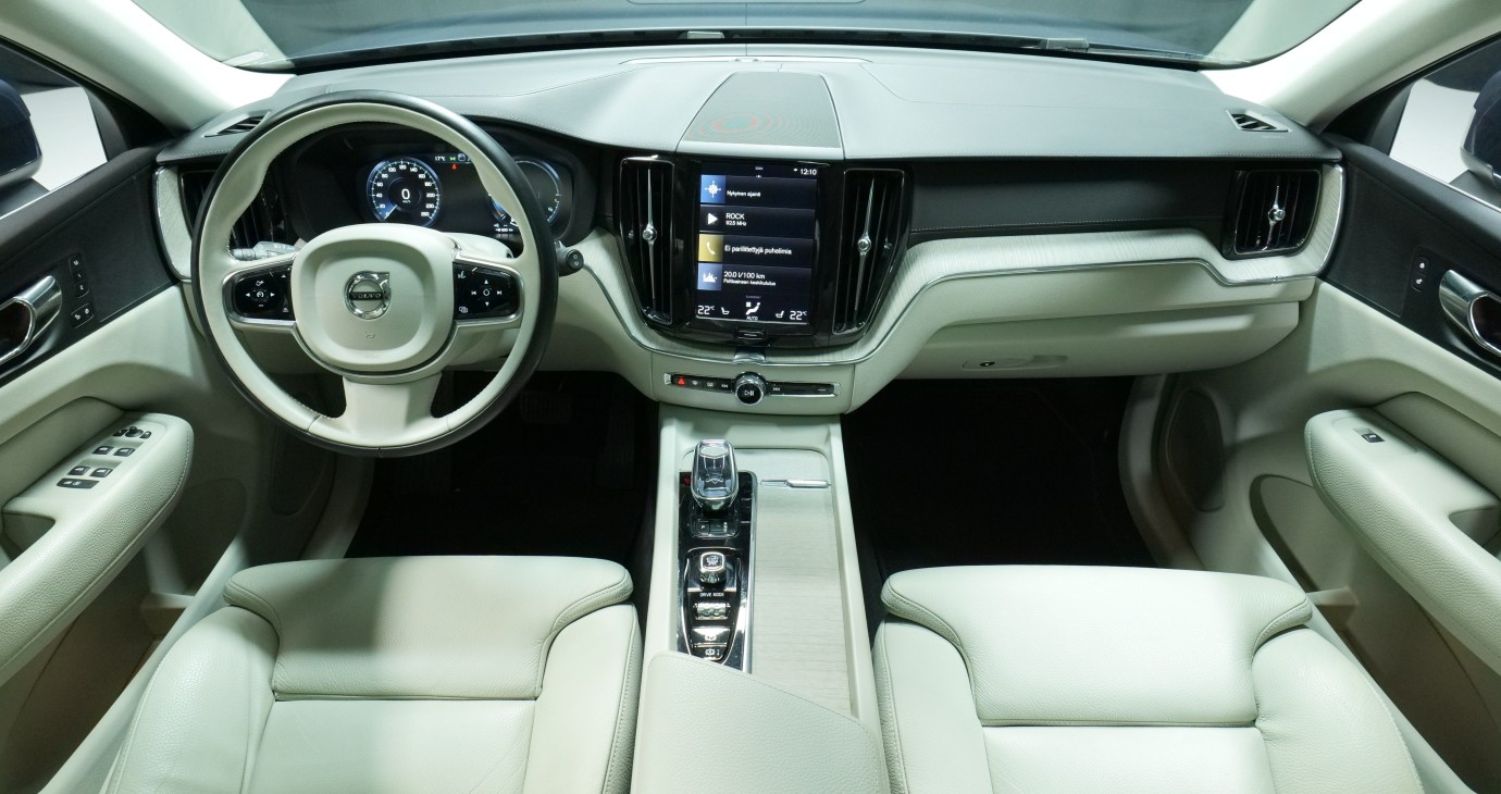 Esittelykuva Volvo XC60 kevythybridiautosta.