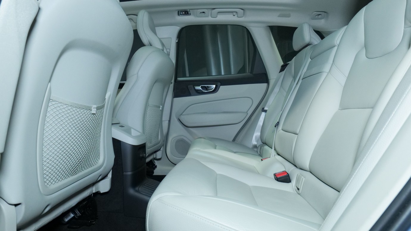 Esittelykuva Volvo XC60 kevythybridiautosta.
