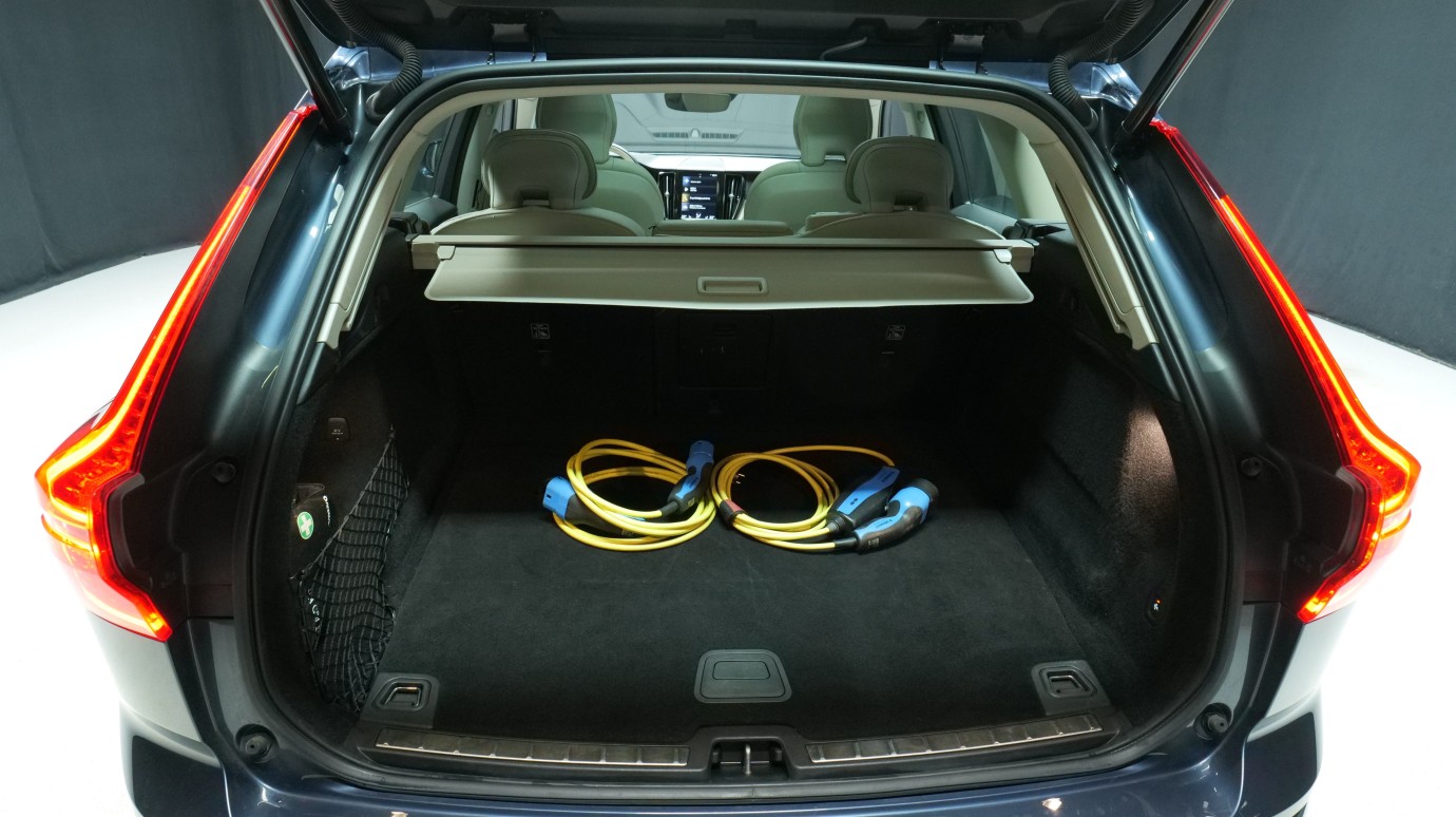 Esittelykuva Volvo XC60 kevythybridiautosta.