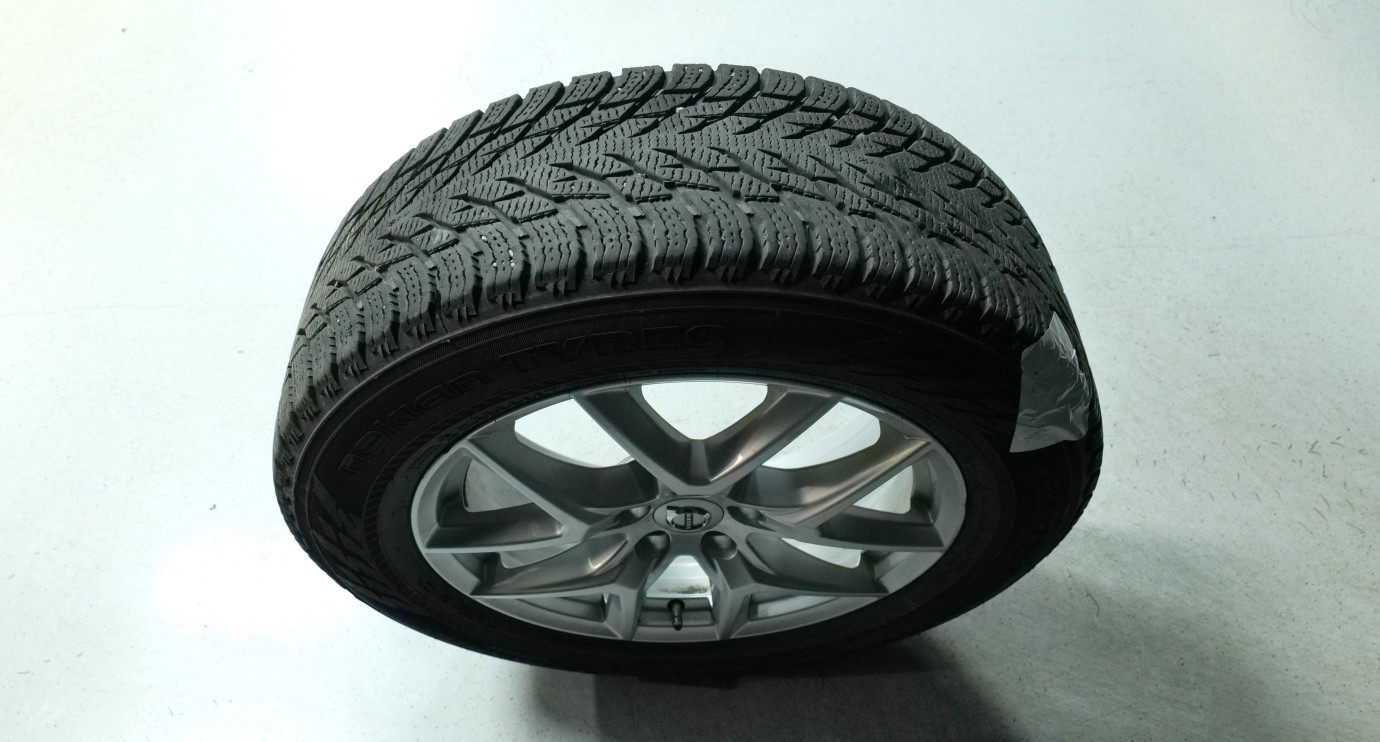 Esittelykuva Volvo XC60 kevythybridiautosta.