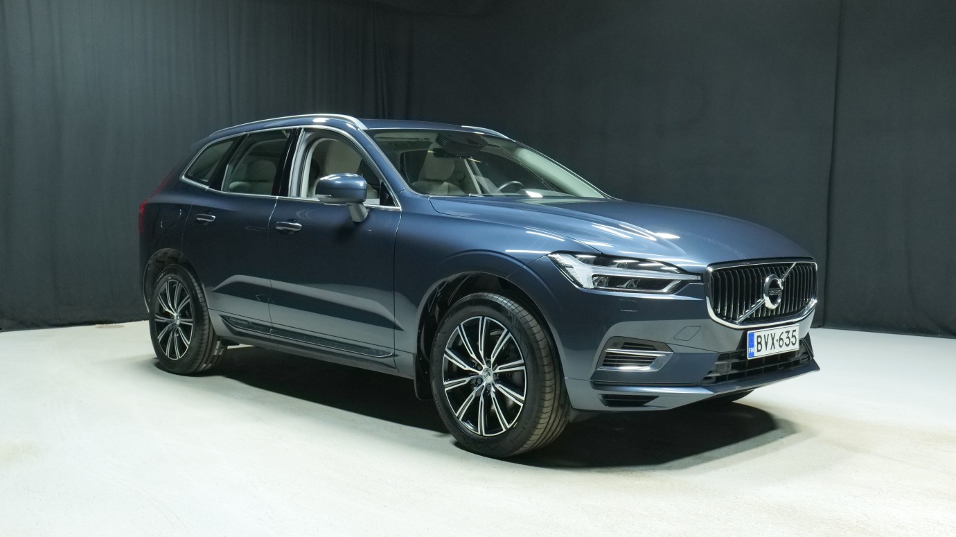 Esittelykuva Volvo XC60 kevythybridiautosta.