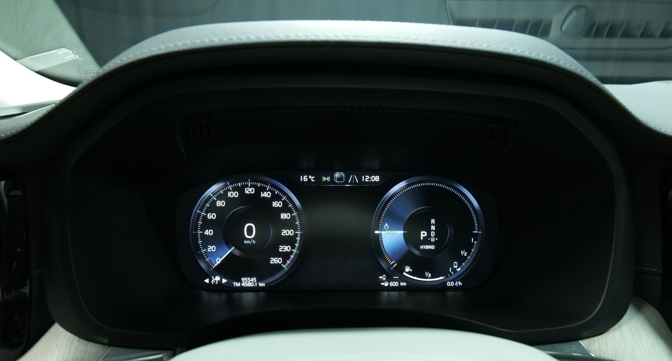 Esittelykuva Volvo XC60 kevythybridiautosta.