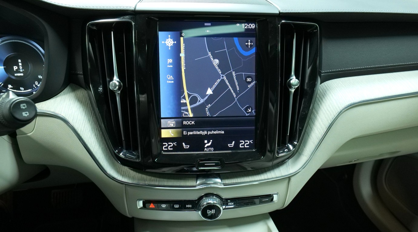 Esittelykuva Volvo XC60 kevythybridiautosta.