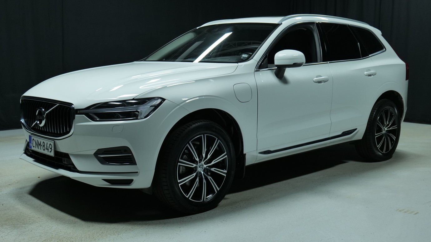 Esittelykuva Volvo XC60 kevythybridiautosta.