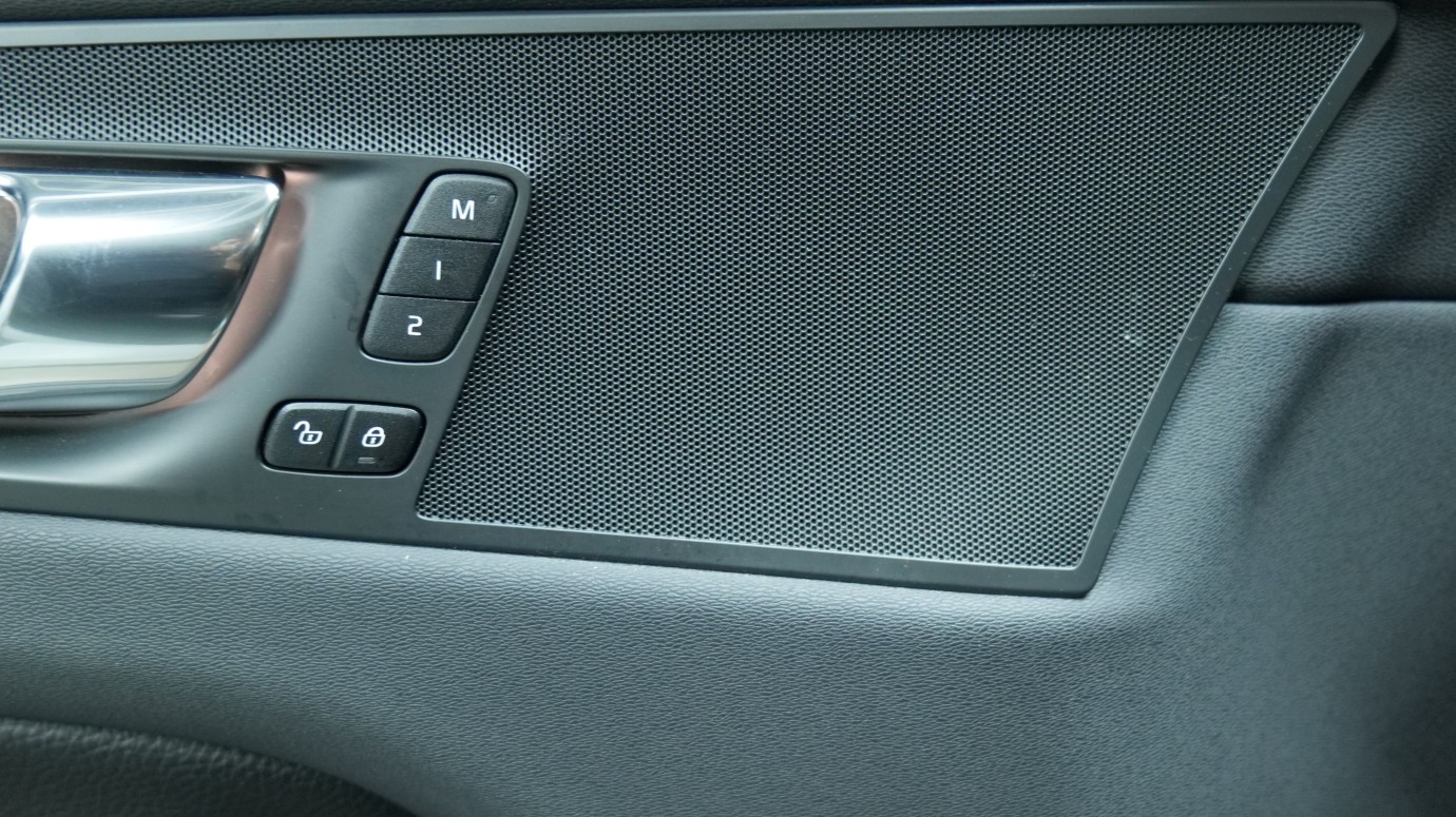 Esittelykuva Volvo XC60 kevythybridiautosta.
