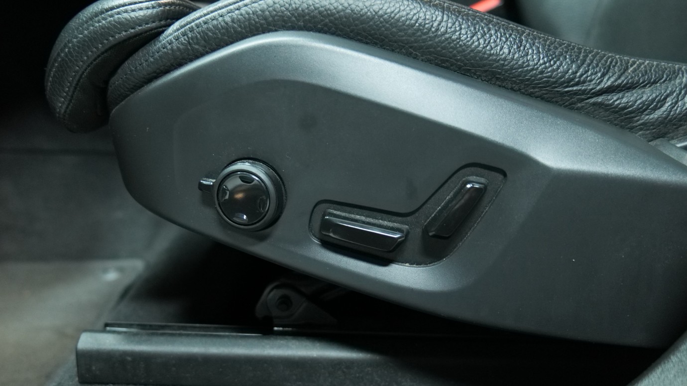 Esittelykuva Volvo XC60 kevythybridiautosta.