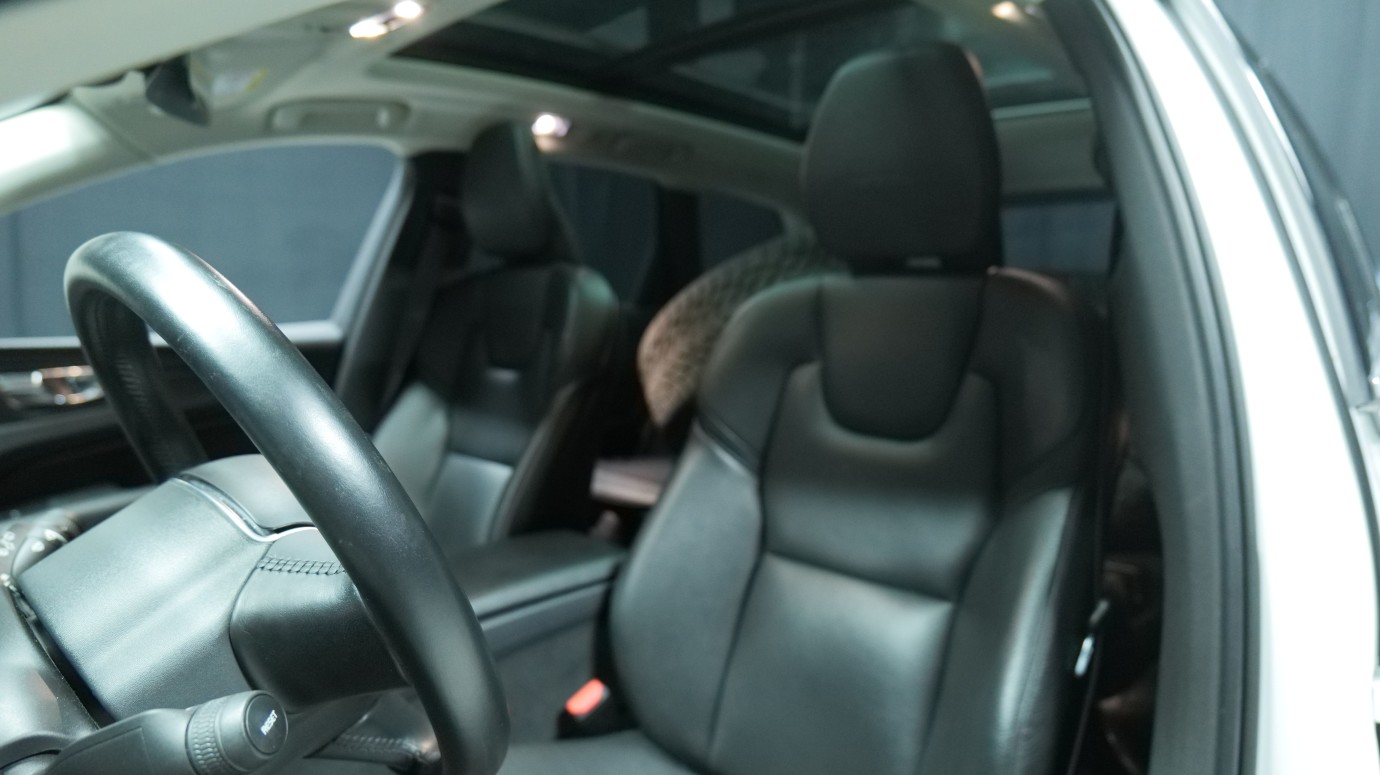 Esittelykuva Volvo XC60 kevythybridiautosta.