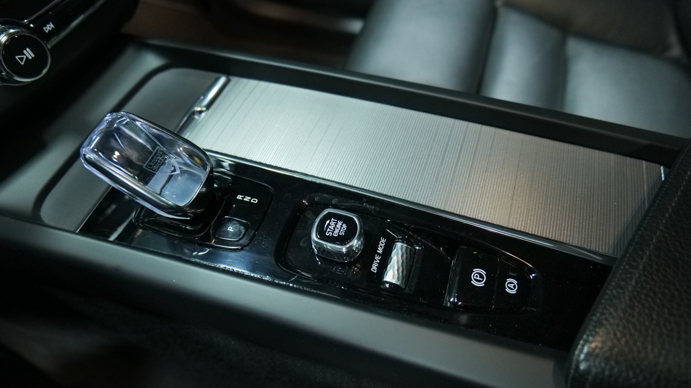 Esittelykuva Volvo XC60 kevythybridiautosta.