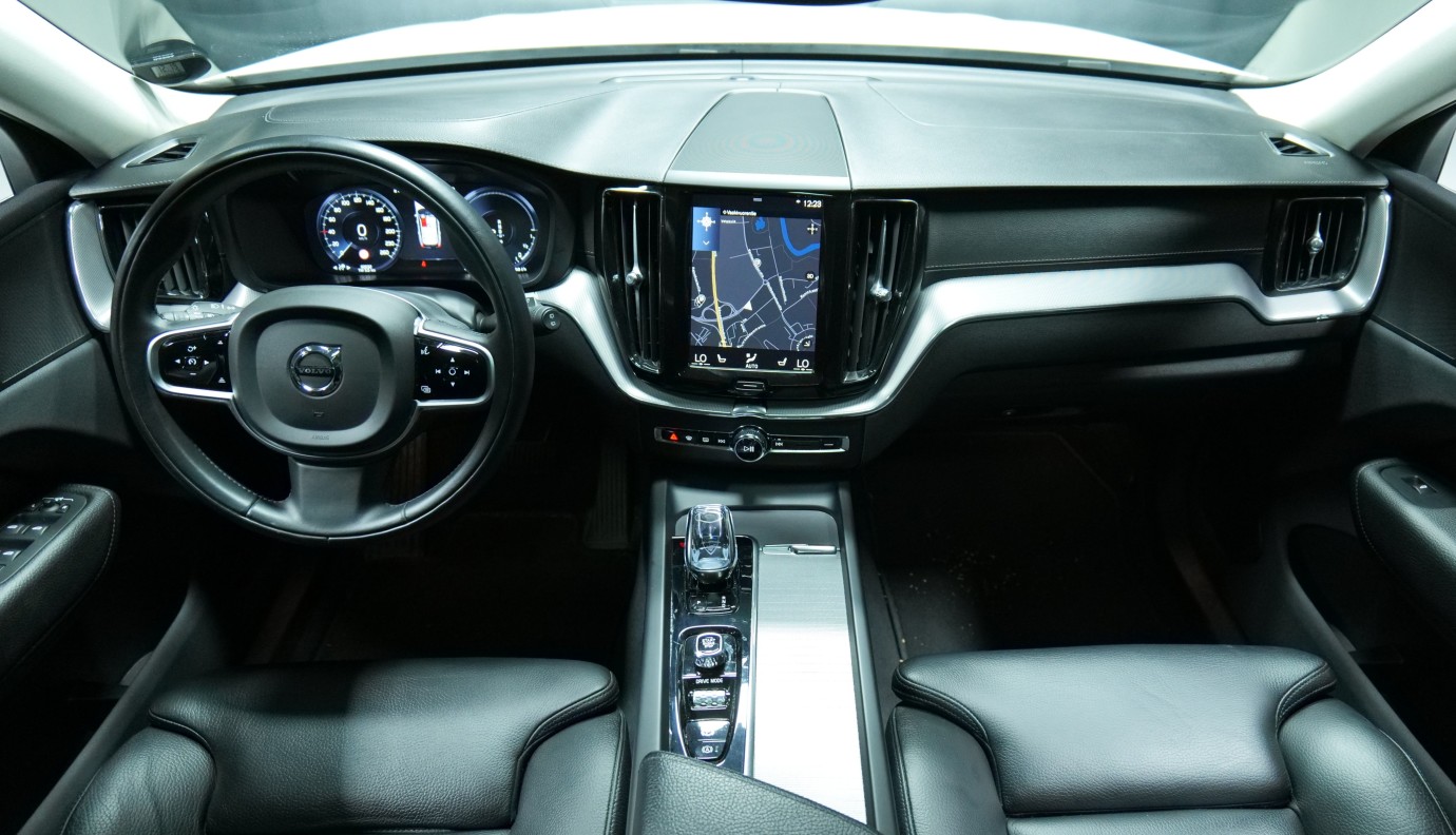 Esittelykuva Volvo XC60 kevythybridiautosta.