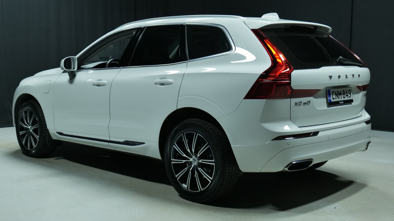 Esittelykuva Volvo XC60 kevythybridiautosta.