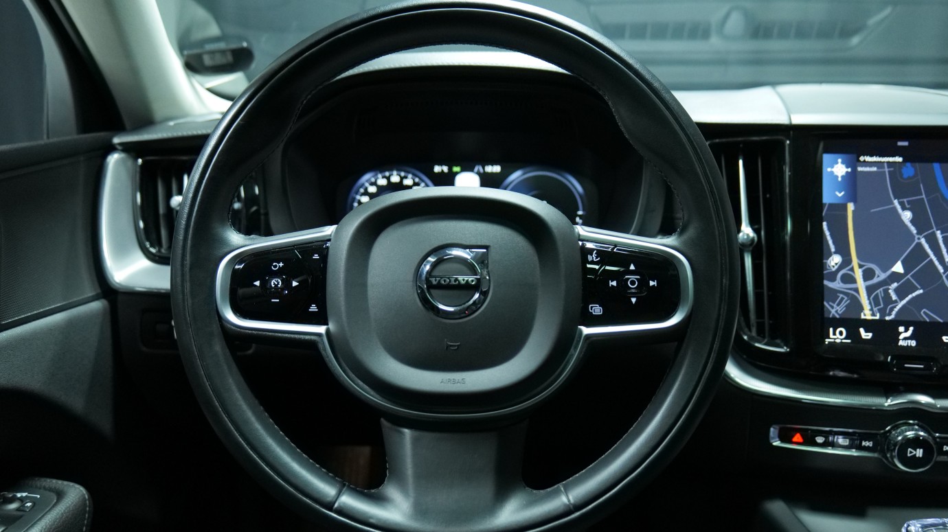 Esittelykuva Volvo XC60 kevythybridiautosta.