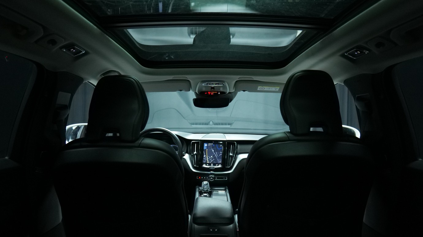 Esittelykuva Volvo XC60 kevythybridiautosta.
