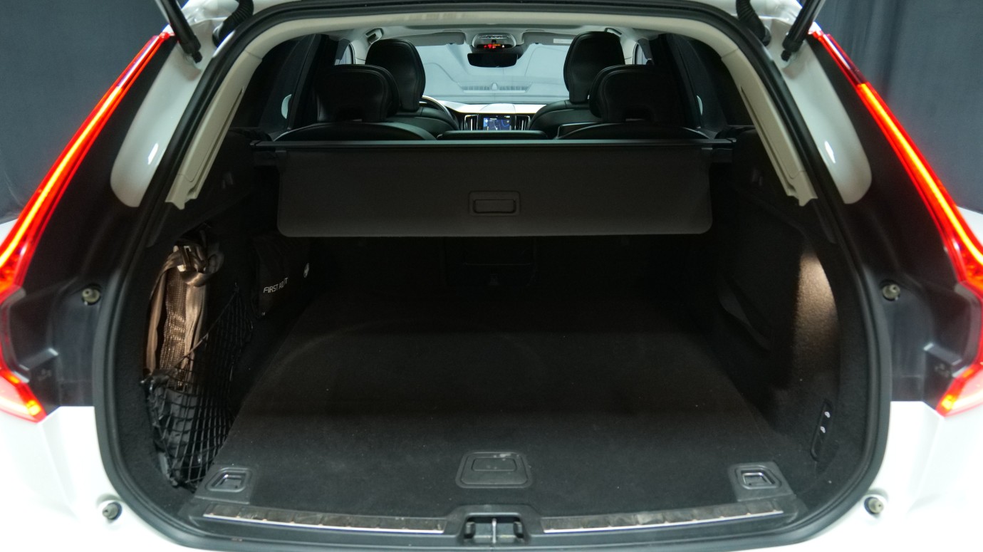 Esittelykuva Volvo XC60 kevythybridiautosta.