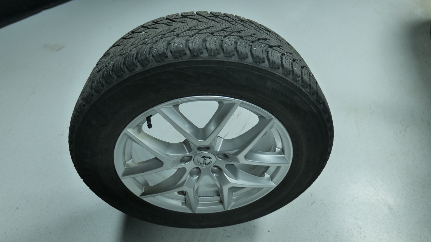 Esittelykuva Volvo XC60 kevythybridiautosta.