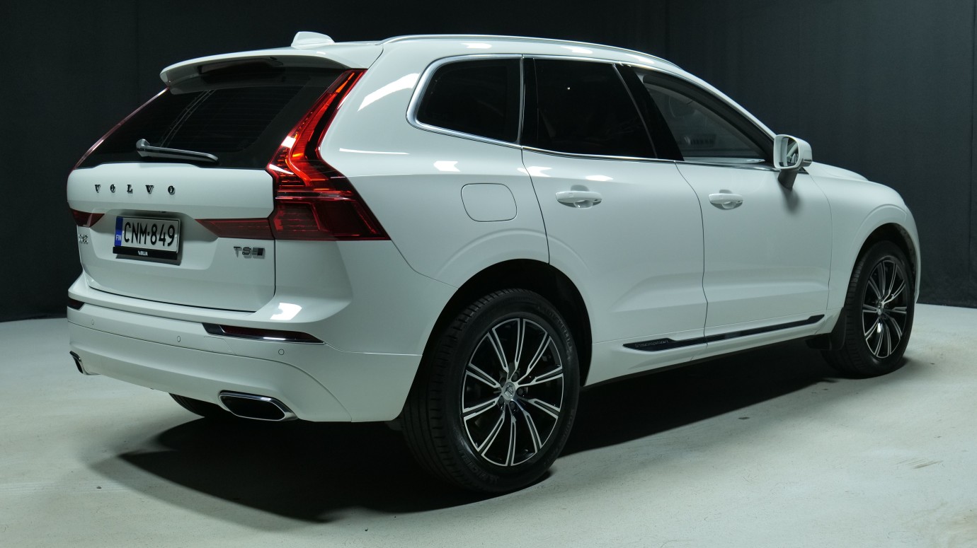 Esittelykuva Volvo XC60 kevythybridiautosta.
