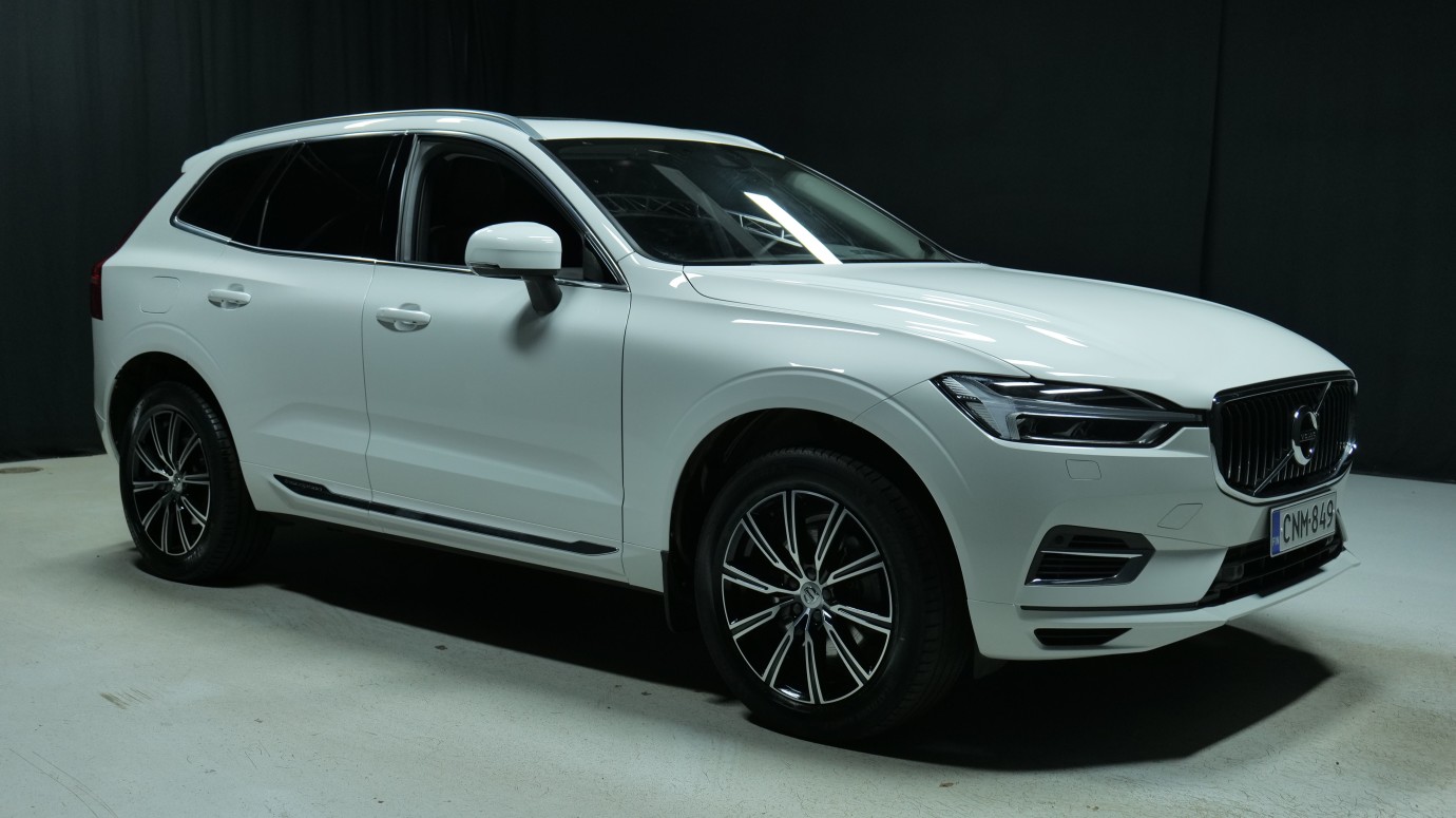 Esittelykuva Volvo XC60 kevythybridiautosta.