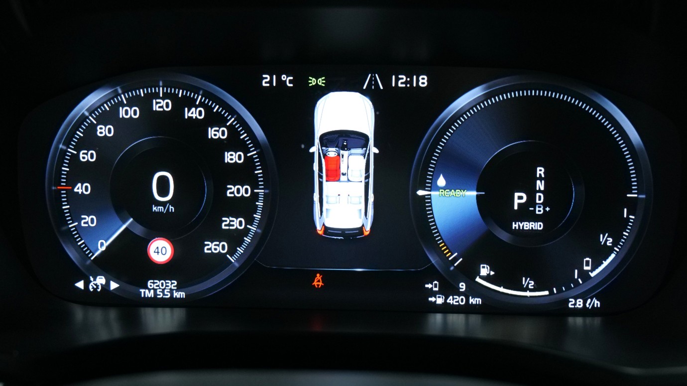 Esittelykuva Volvo XC60 kevythybridiautosta.