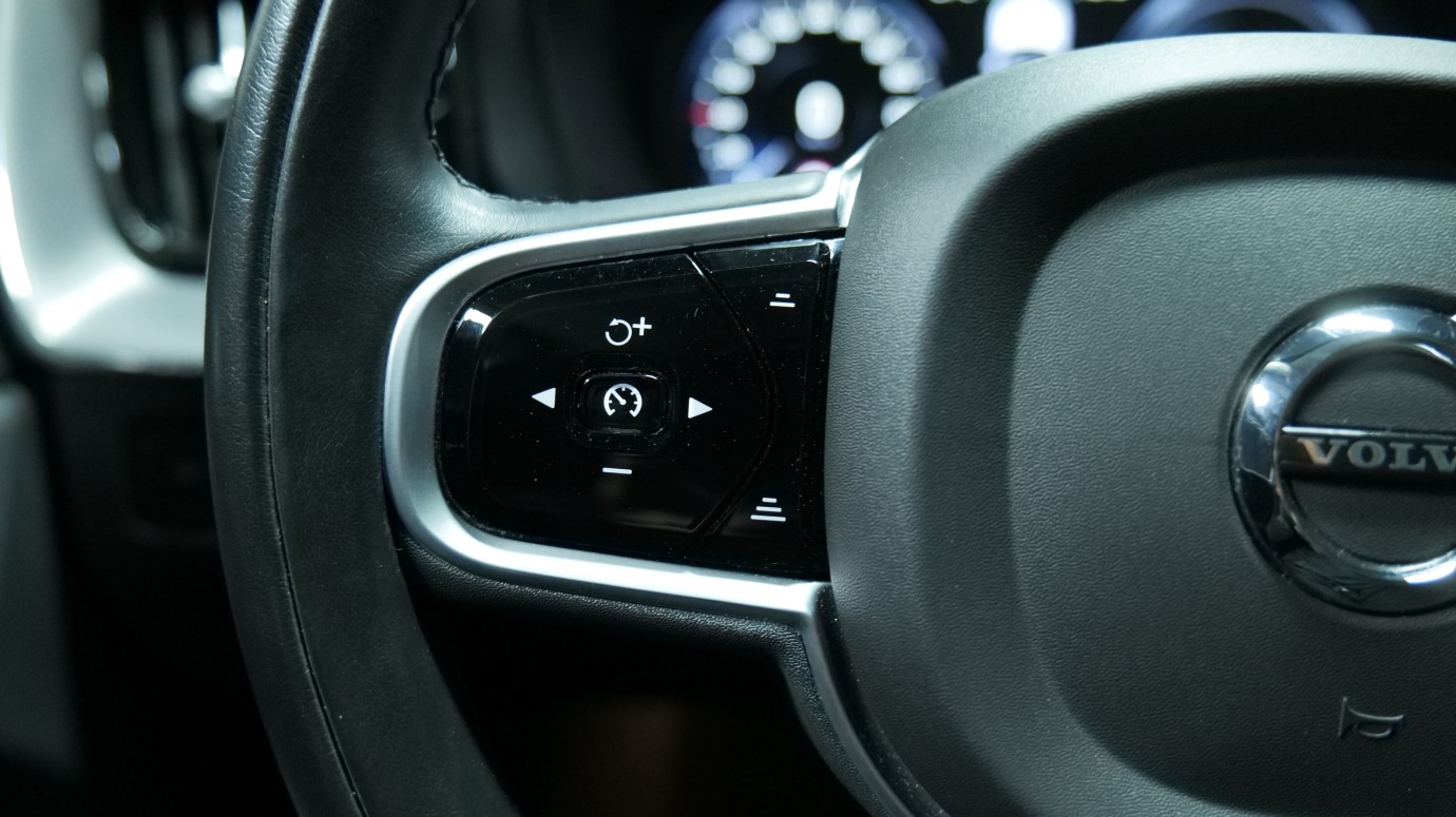 Esittelykuva Volvo XC60 kevythybridiautosta.