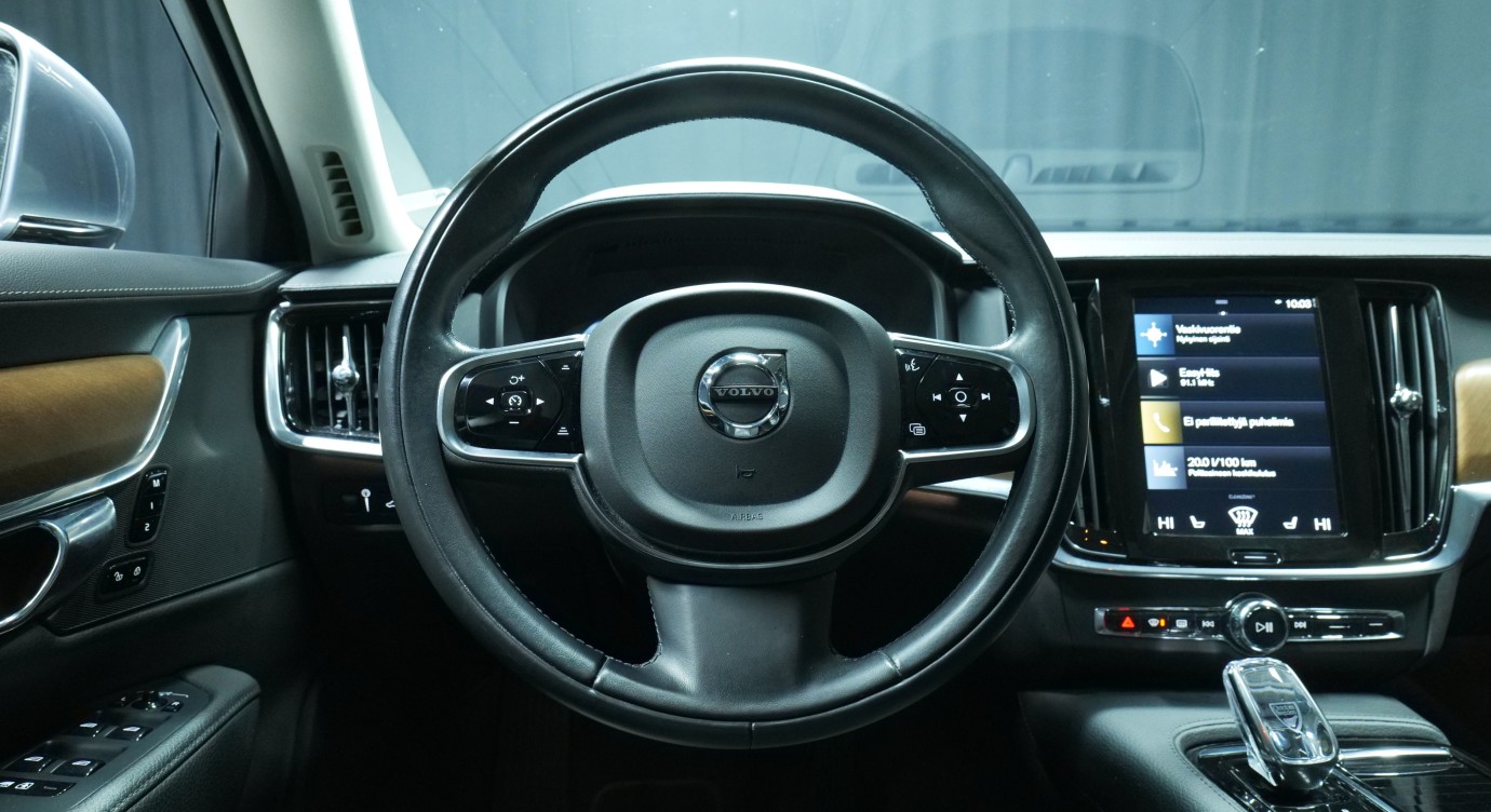 Esittelykuva Volvo S90 kevythybridiautosta.