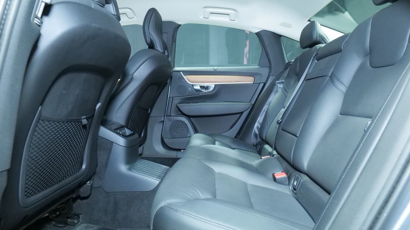 Esittelykuva Volvo S90 kevythybridiautosta.
