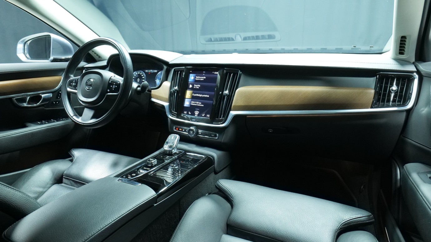Esittelykuva Volvo S90 kevythybridiautosta.