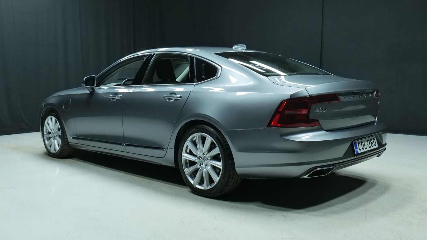 Esittelykuva Volvo S90 kevythybridiautosta.
