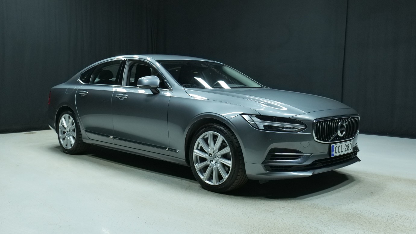 Esittelykuva Volvo S90 kevythybridiautosta.