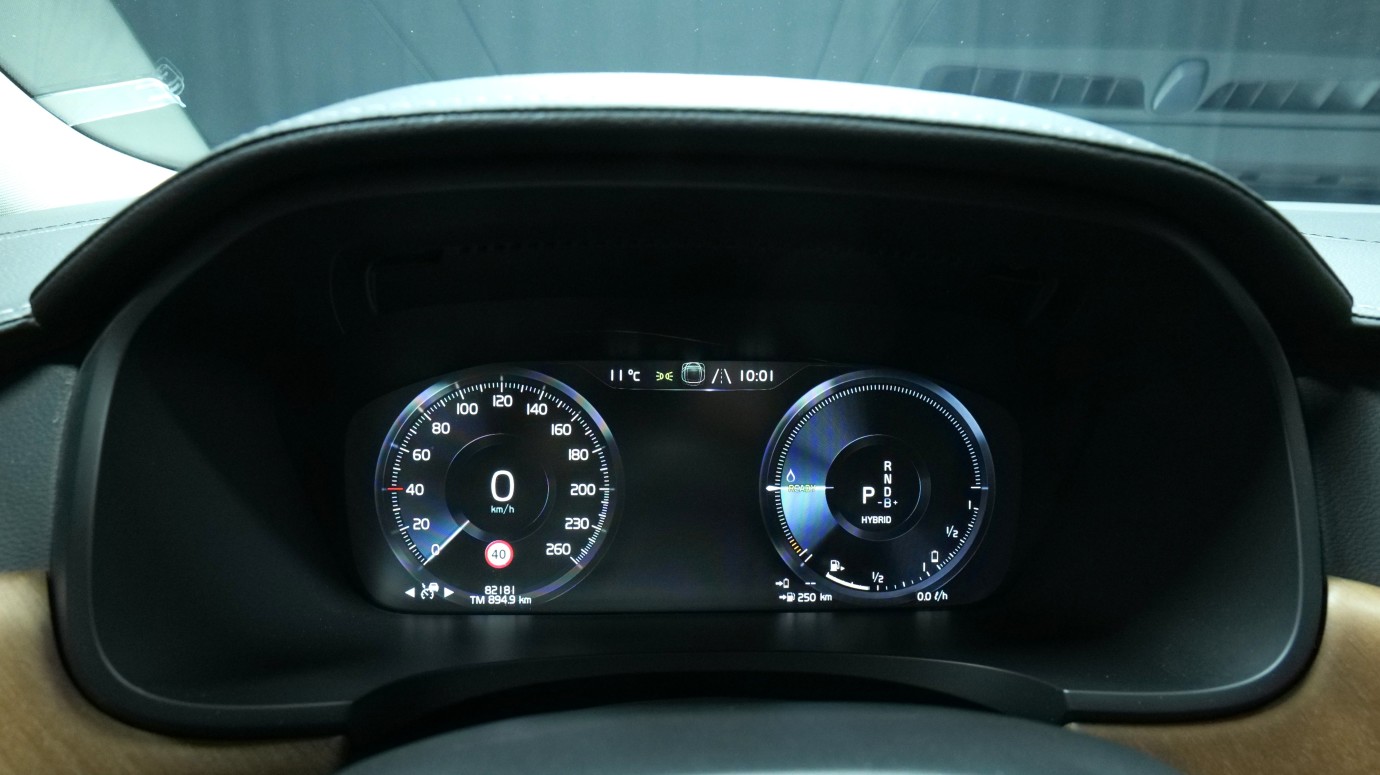 Esittelykuva Volvo S90 kevythybridiautosta.