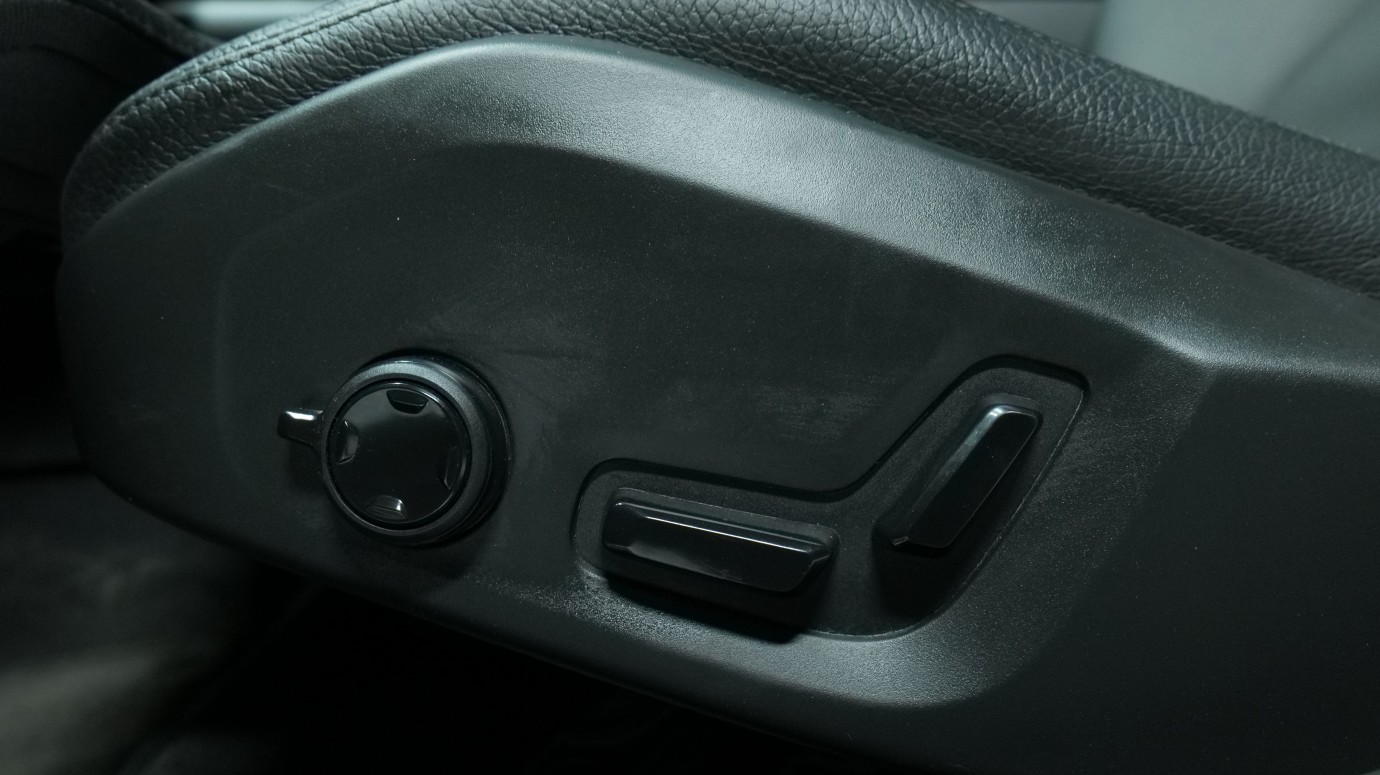 Esittelykuva Volvo V90 kevythybridiautosta.