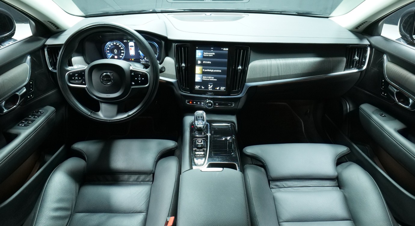Esittelykuva Volvo V90 kevythybridiautosta.
