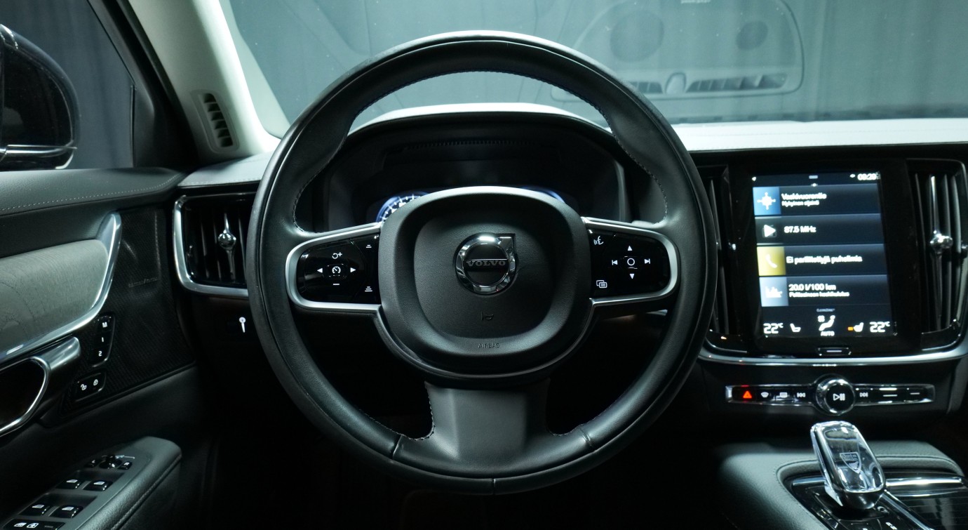 Esittelykuva Volvo V90 kevythybridiautosta.