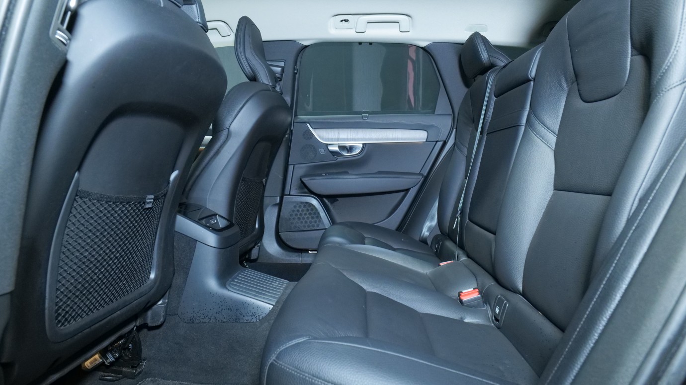 Esittelykuva Volvo V90 kevythybridiautosta.