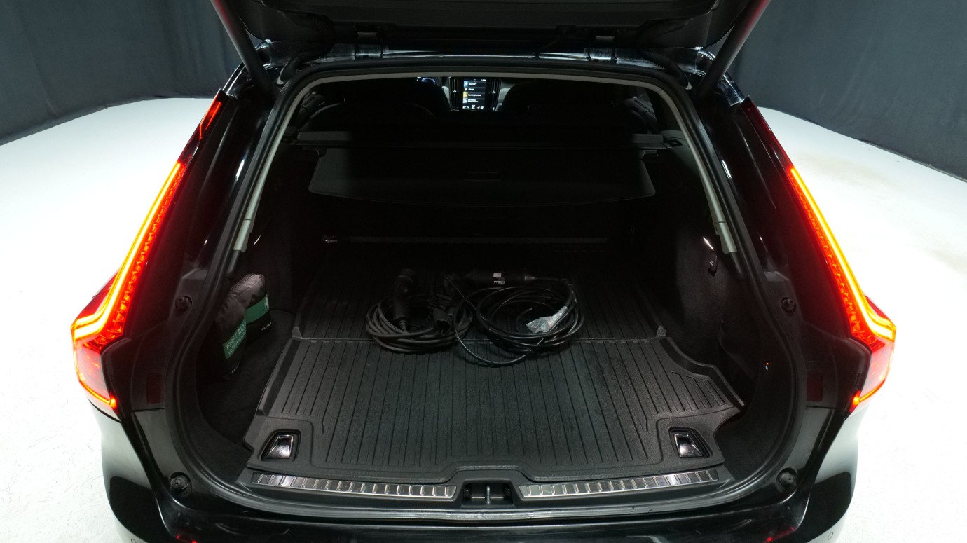 Esittelykuva Volvo V90 kevythybridiautosta.
