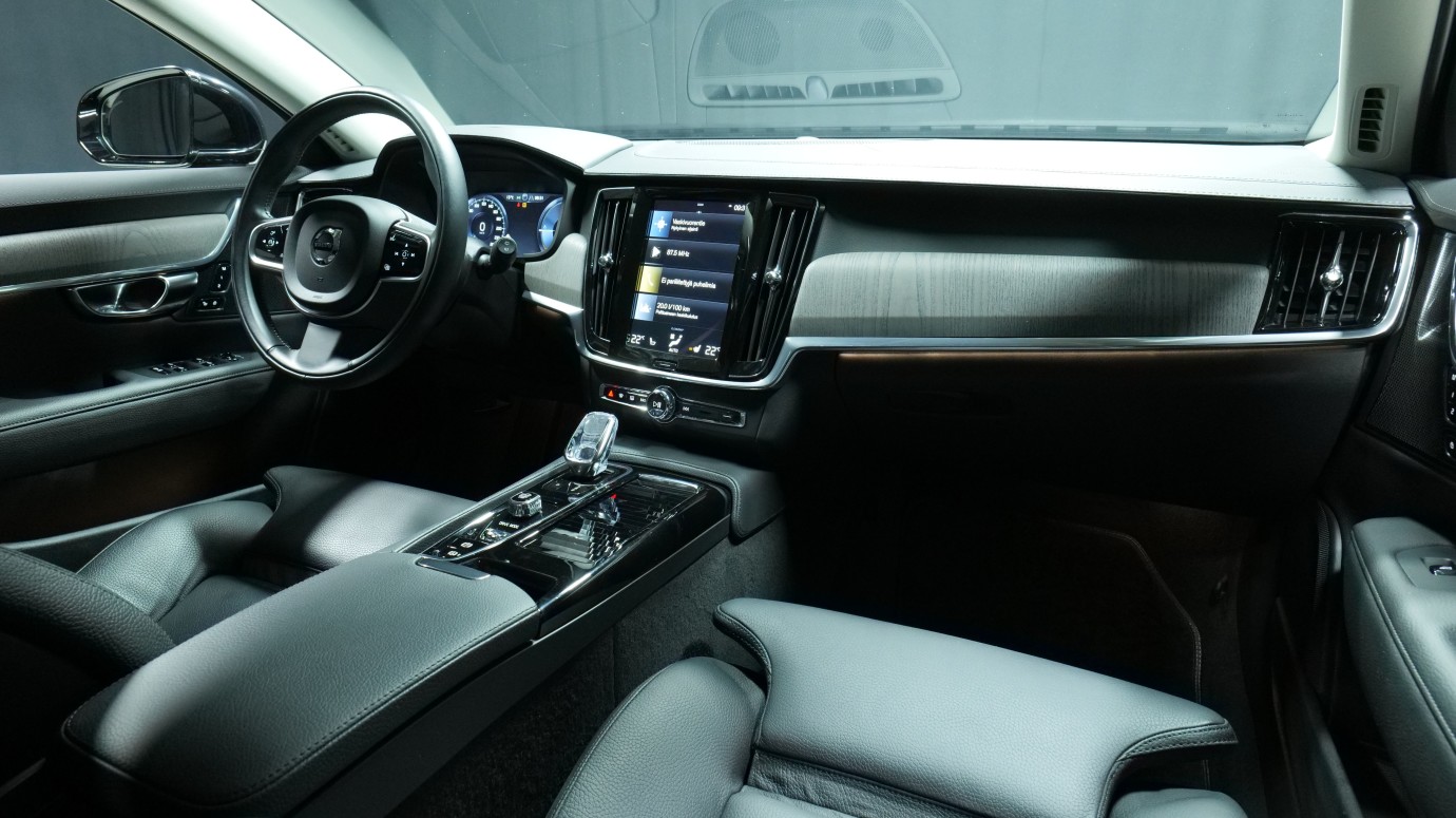 Esittelykuva Volvo V90 kevythybridiautosta.