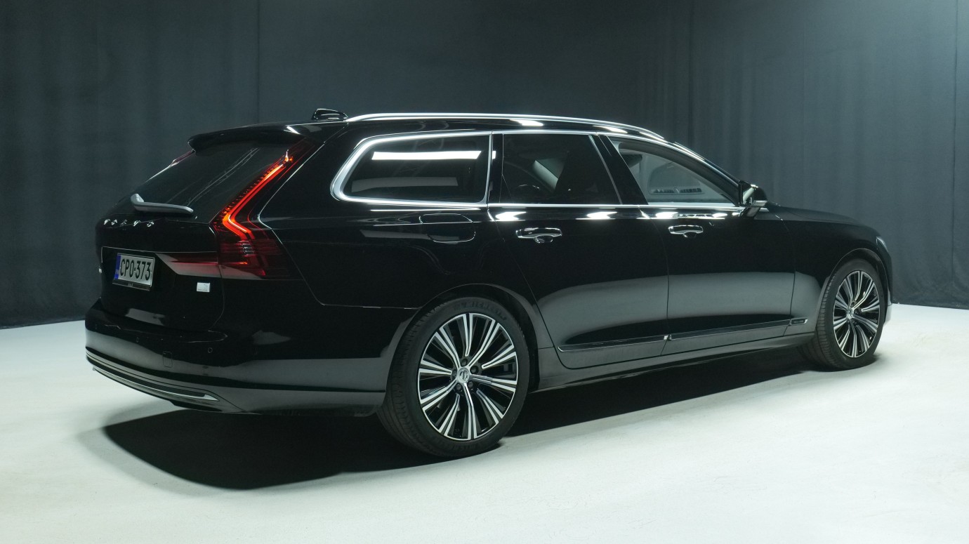 Esittelykuva Volvo V90 kevythybridiautosta.