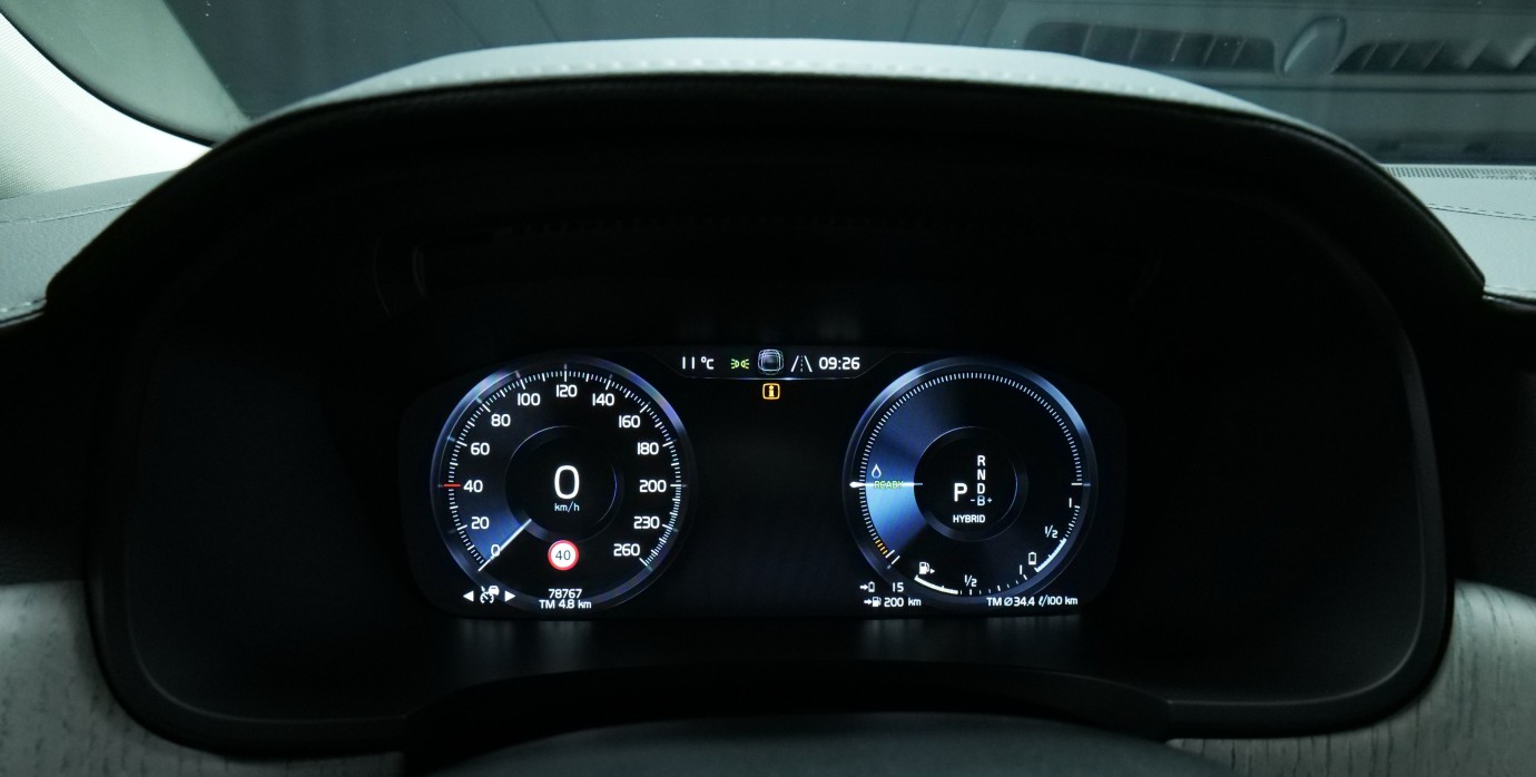 Esittelykuva Volvo V90 kevythybridiautosta.