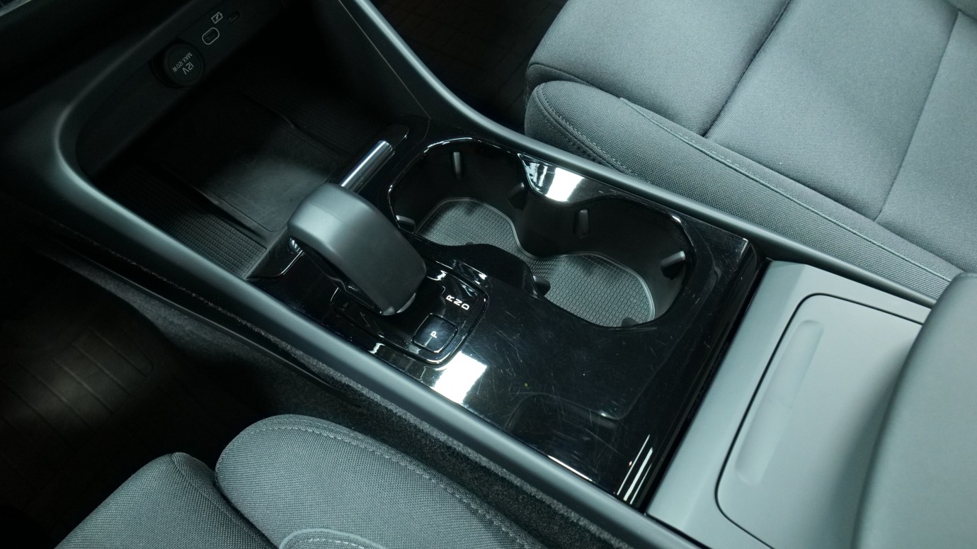 Esittelykuva Volvo C40 täyssähköautosta.
