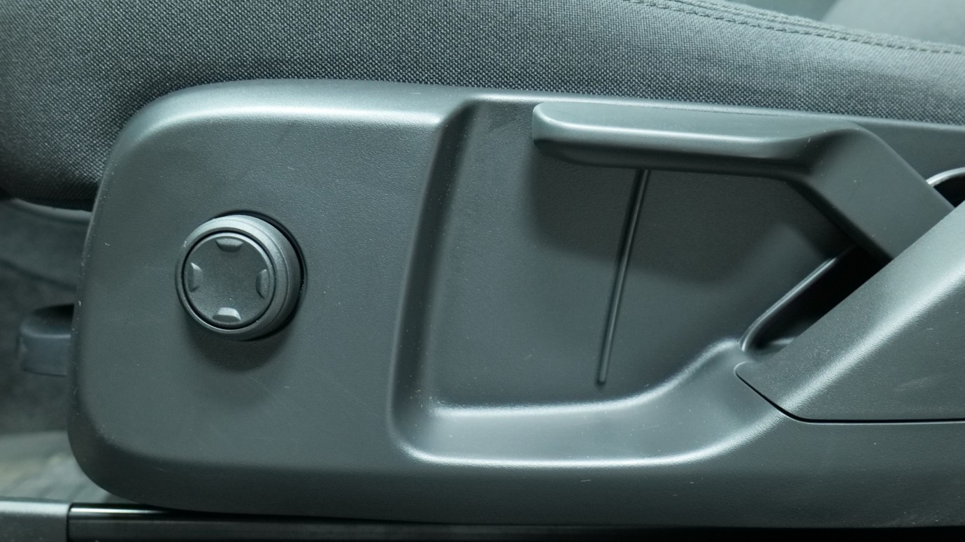 Esittelykuva Volvo C40 täyssähköautosta.