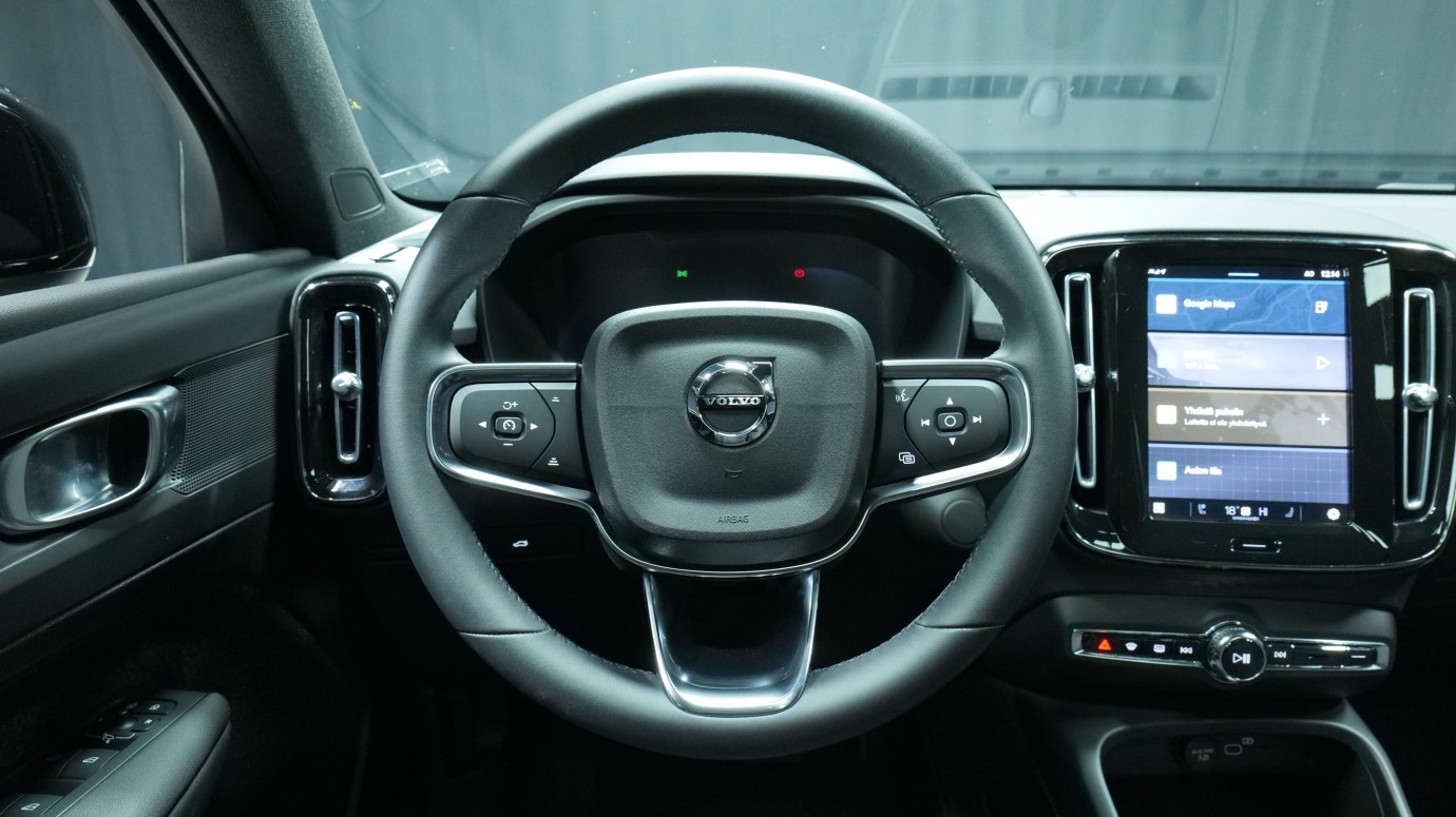 Esittelykuva Volvo C40 täyssähköautosta.