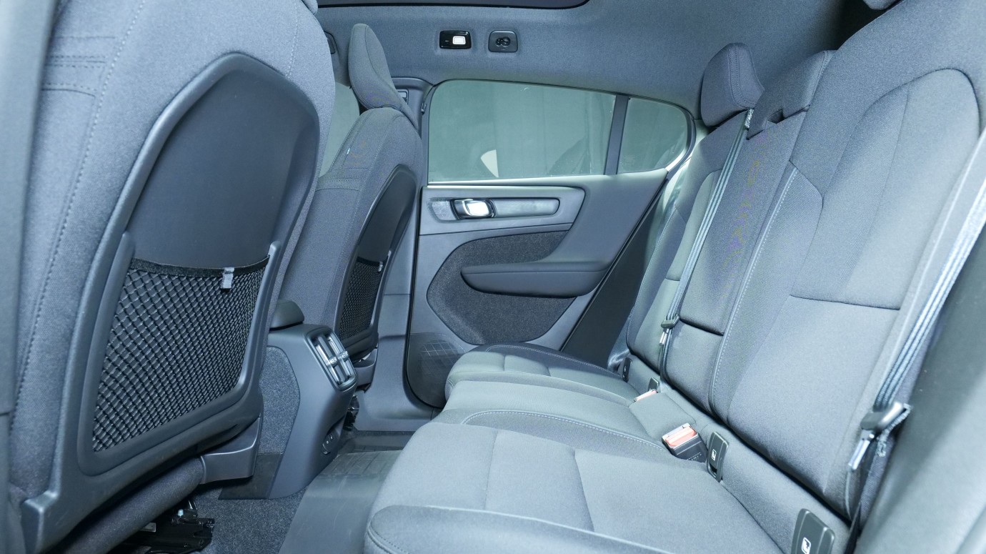 Esittelykuva Volvo C40 täyssähköautosta.