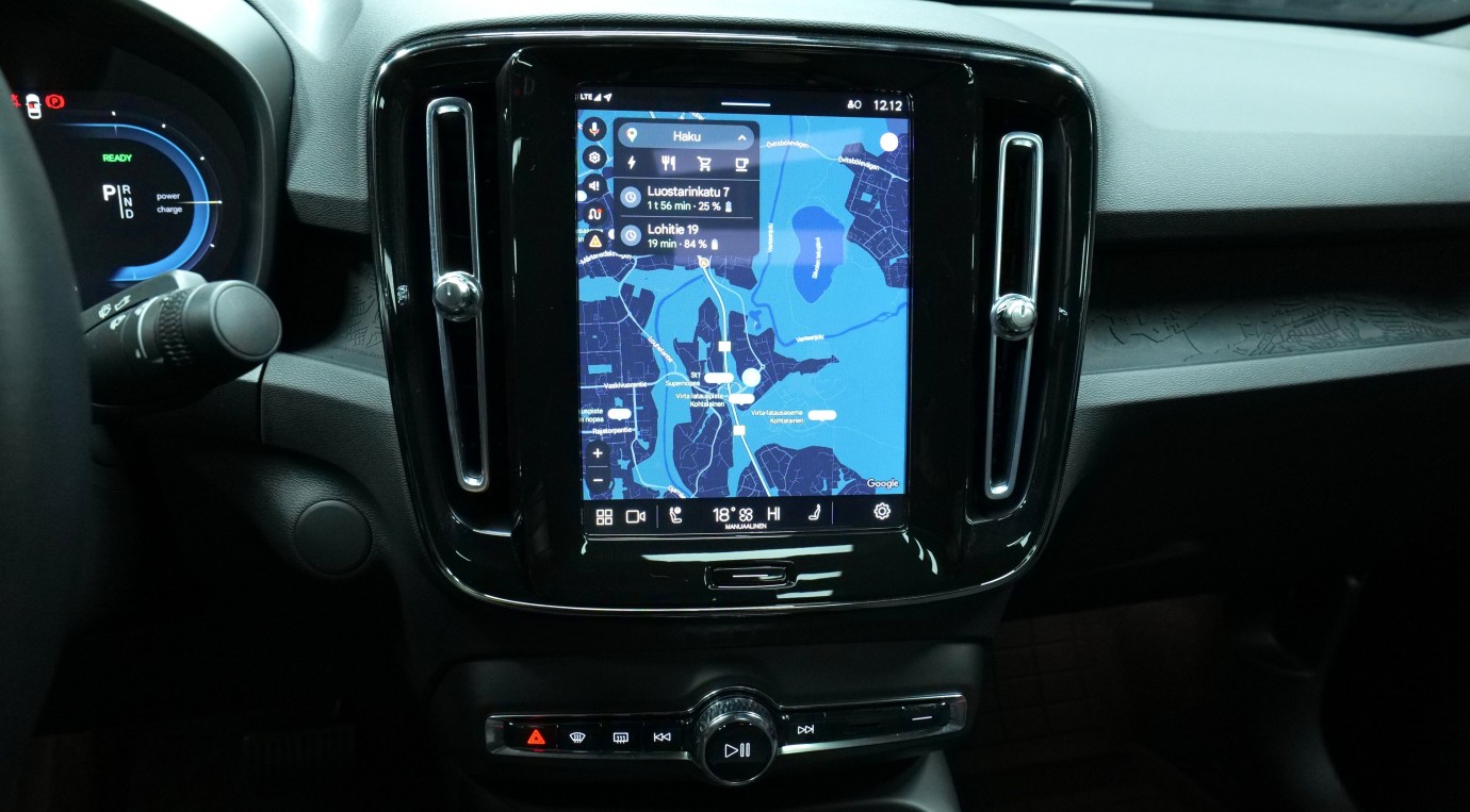 Esittelykuva Volvo C40 täyssähköautosta.