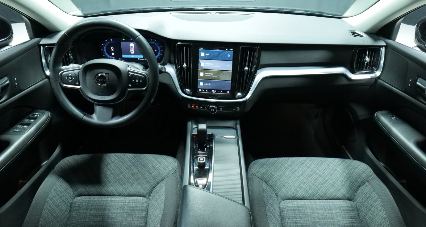 Esittelykuva Volvo V60 bensiiniautosta.