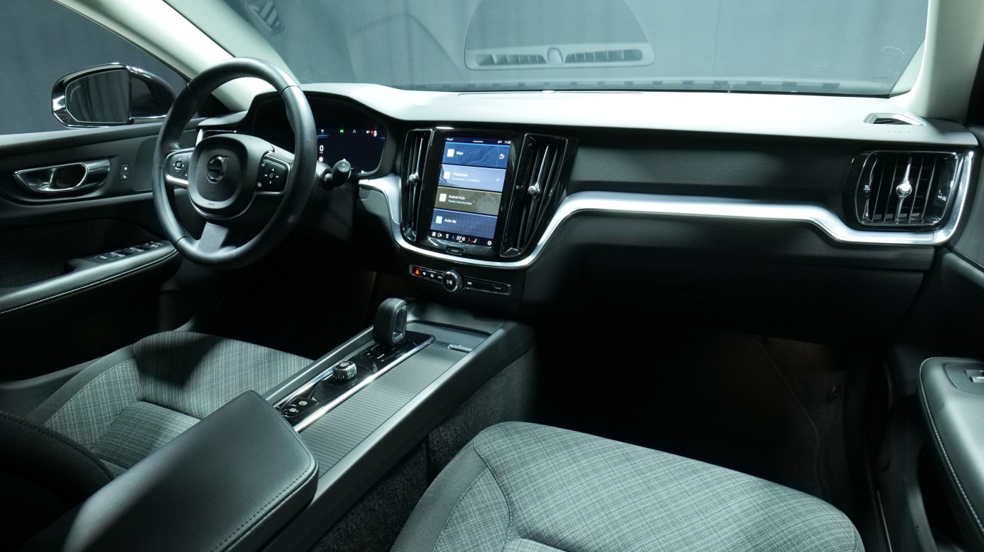 Esittelykuva Volvo V60 bensiiniautosta.