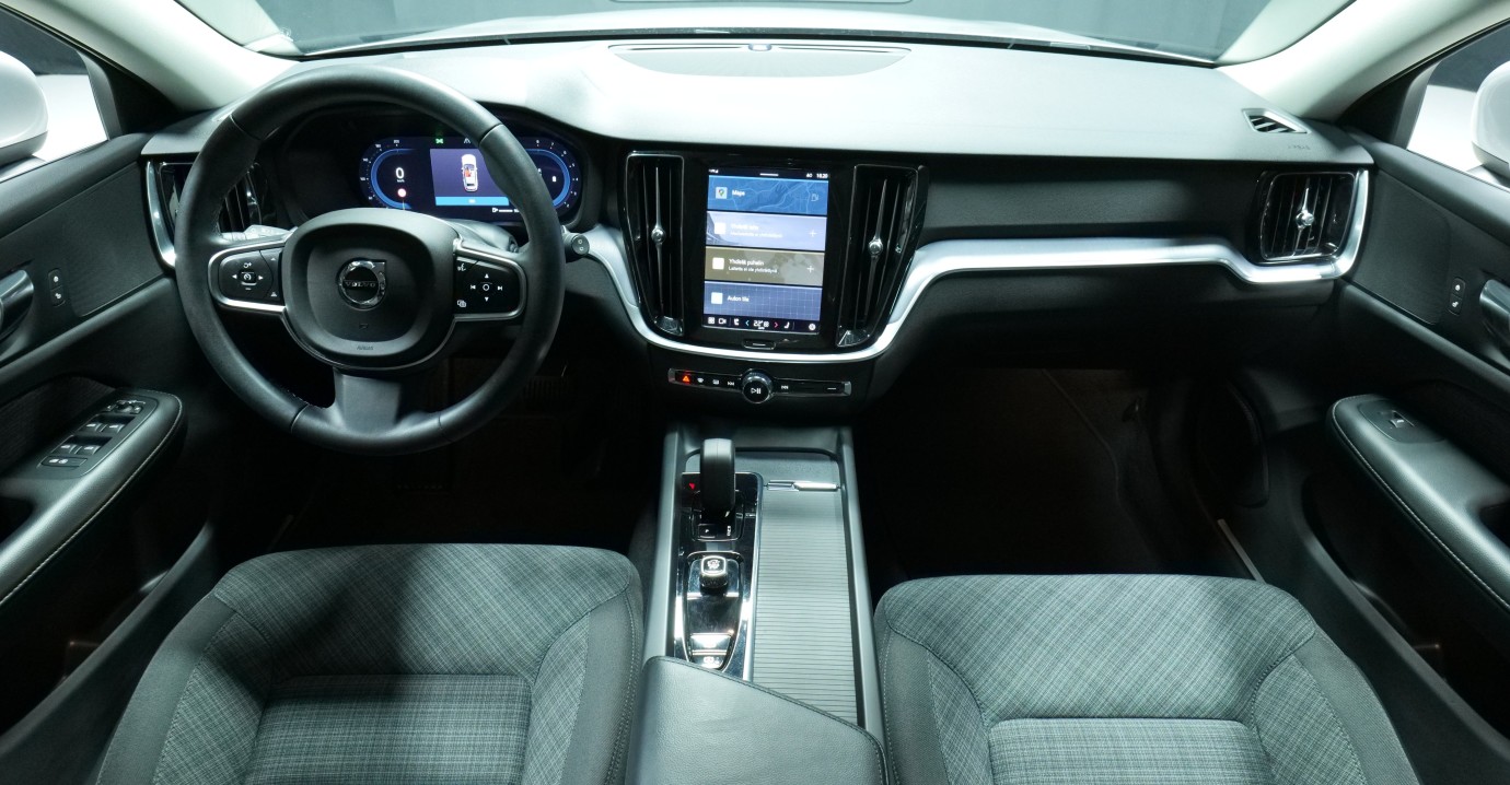 Esittelykuva Volvo V60 bensiiniautosta.