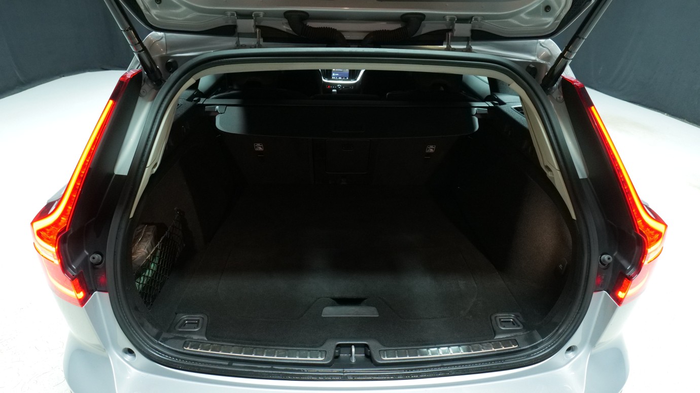 Esittelykuva Volvo V60 bensiiniautosta.