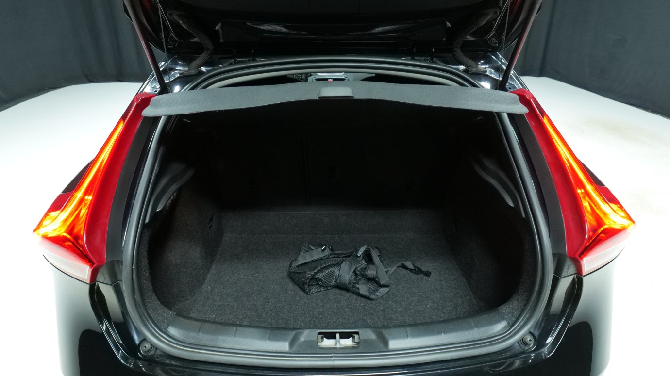 Esittelykuva Volvo V40 bensiiniautosta.
